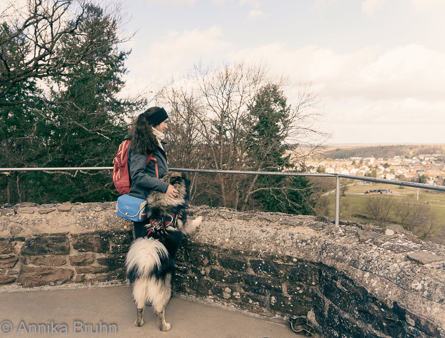 ich und Q auf dem Turm von der Ruine St. Barbara-Kapelle